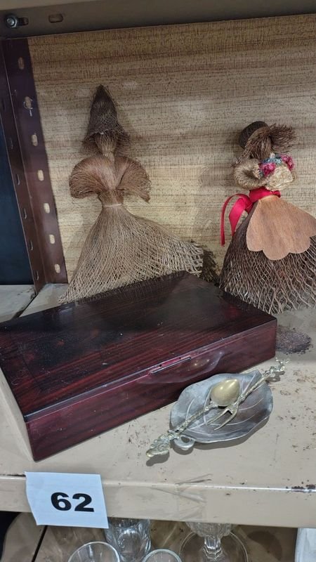 Lote anterior: Caja de madera y adornos decorativos