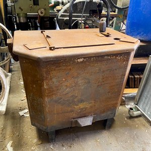 Estufa de chapa antigua con tapa y detalles - imagen 1