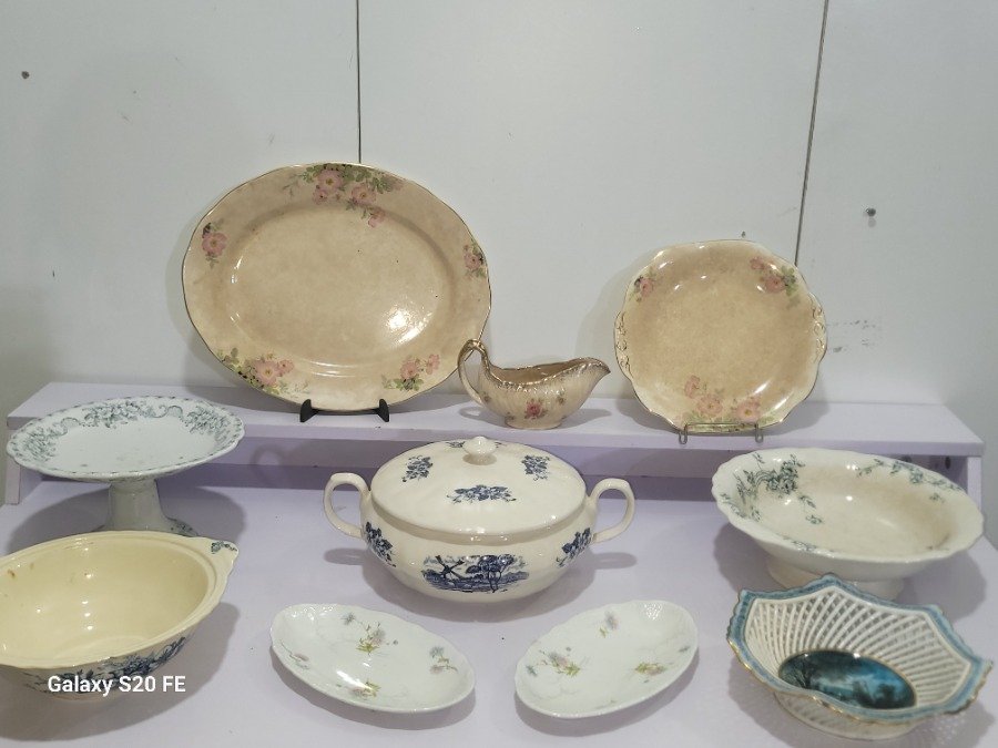 Lote de Vajilla de Loza: Sopera, Fuentes, Salsera y Platos