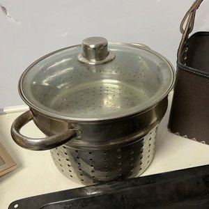 Lote de 5 Artículos de Cocina y Hogar: Asadera, Colador, Matera, Soporte Plancha y Balde - imagen 3