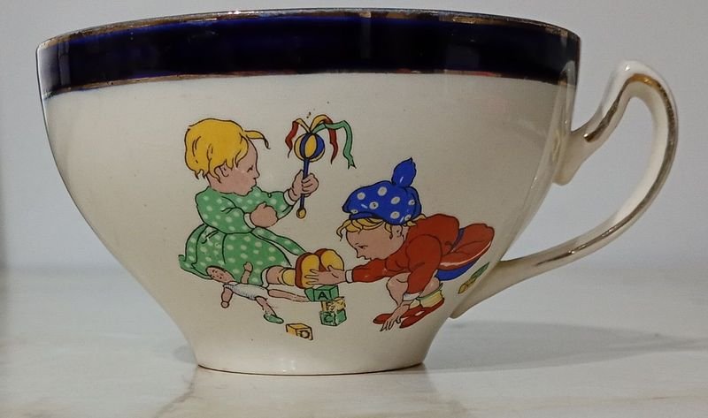 Taza de porcelana inglesa del siglo XX con decó de niños jugando - imagen 3