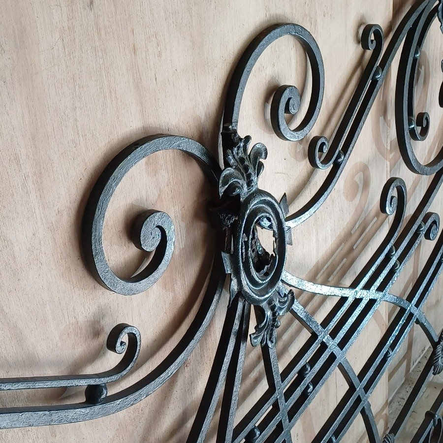 Decorativa reja antigua en hierro forjado con apliques - imagen 7