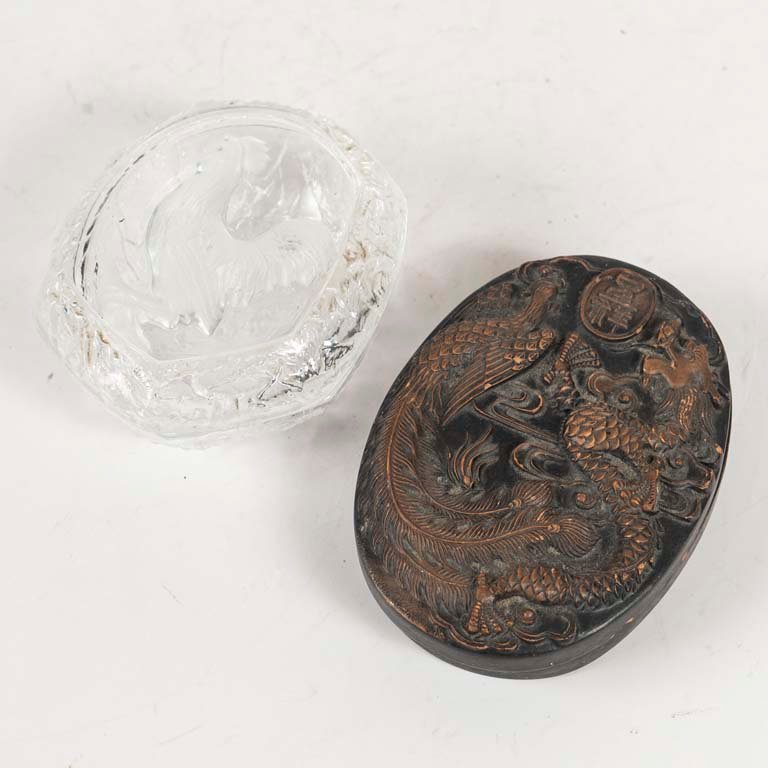 Lote siguiente: Tintero chino de cerámica con figura dragón y alhajero de cristal