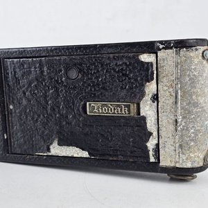 Antigua Cámara Fotográfica Plegable Kodak con Estuche - imagen 2