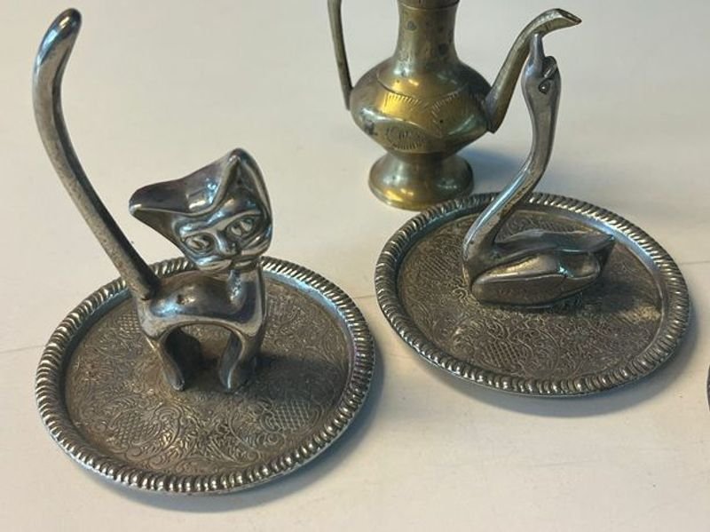 Colección de Figuras y Jarra Antiguas en Metal - imagen 3