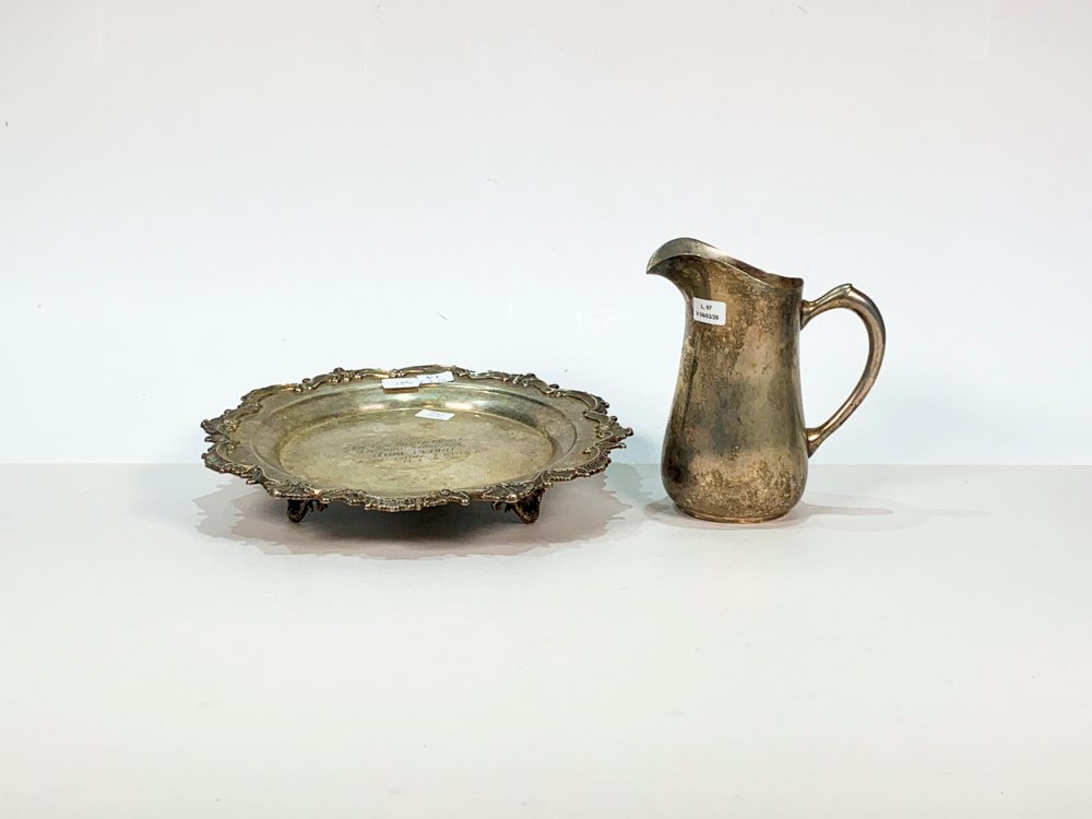 Lote anterior: Dos piezas de metal con diseño decorativo y monograma