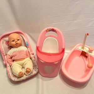 Lote siguiente: Set de Accesorios para Muñecas: Silla de Paseo, Silla de Comer y Bañera