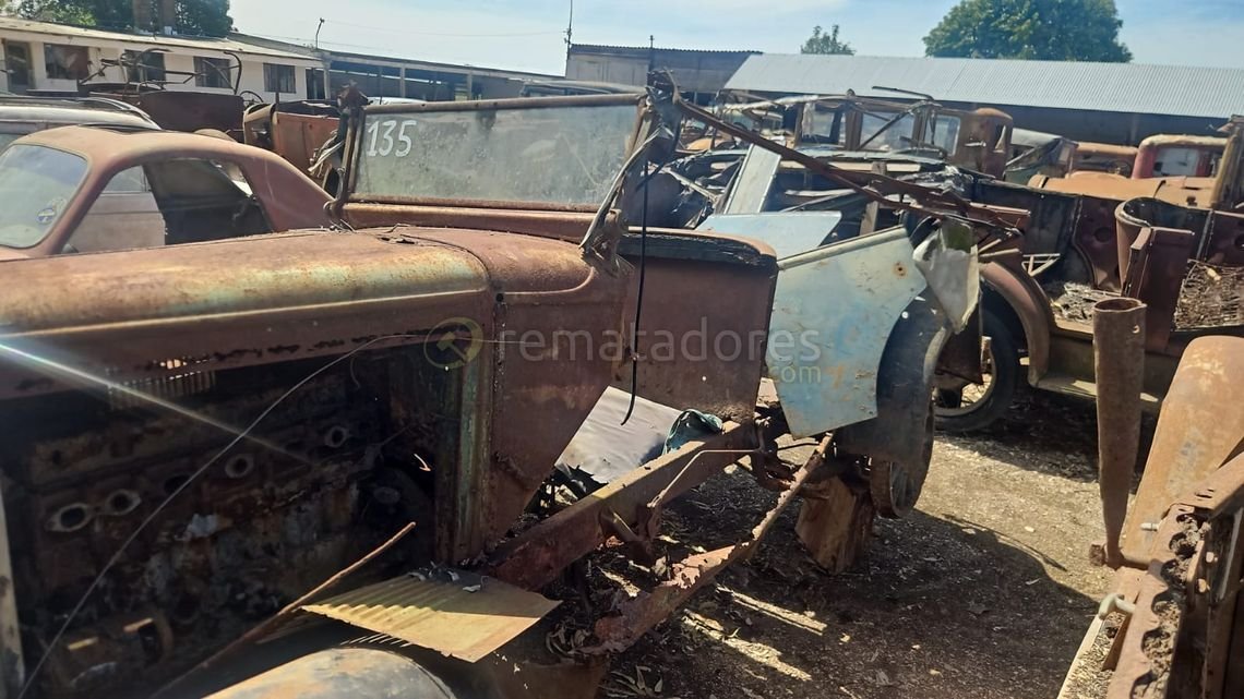 Chasis de Auto Antiguo Desarmado para Repuestos