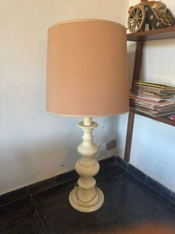 Lote anterior: Lámpara de mesa en madera con pantalla de papel