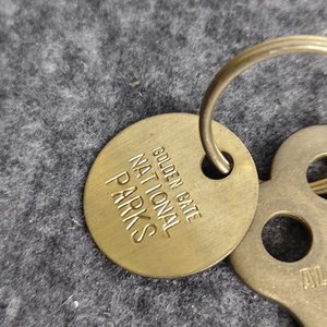 Llave Bronce Alcatraz y Medalla Lucky Strike Empleado - imagen 4