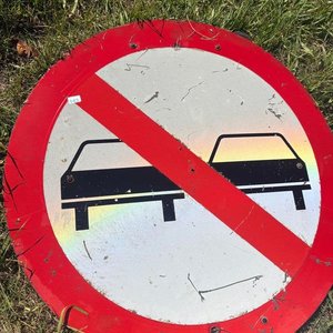 Lote siguiente: Cartel de señalización de Prohibido Adelantar, diametro 73