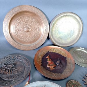 Ocho Piezas Decorativas de Bronce, Alpaca y Cobre: Platos y Adornos - imagen 4