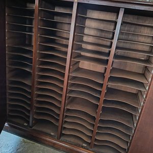gran fichero de 4 puertas , excelente estado en cedro, 156x40x160 pertenecio a la antigua radio cw39 - imagen 9