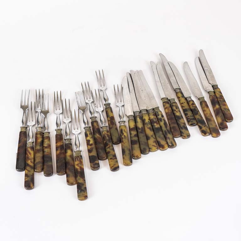 24 Cubiertos para postre con mango de baquelita  - Medidas: 25.5cm 