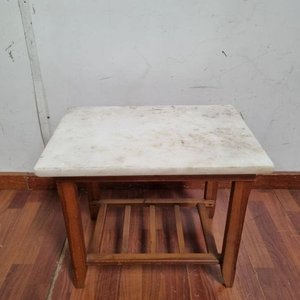 Mesa Auxiliar de Madera con Tapa de Mármol Veteado y Estante Inferior - imagen 2
