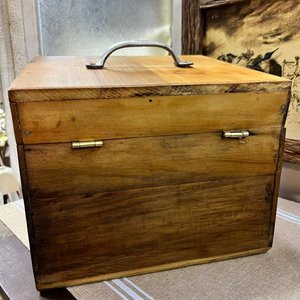 Caja Antigua de Madera con Tapa, Manija y Cierres Metálicos - imagen 6