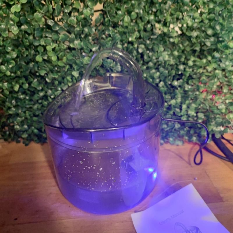 Lote siguiente: Bebedero de mascota con luz azul