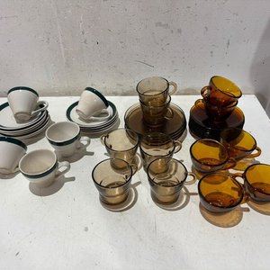 Lote siguiente: Juego de Tazas de Café con Platillos de Vidrio Ámbar y Blanco