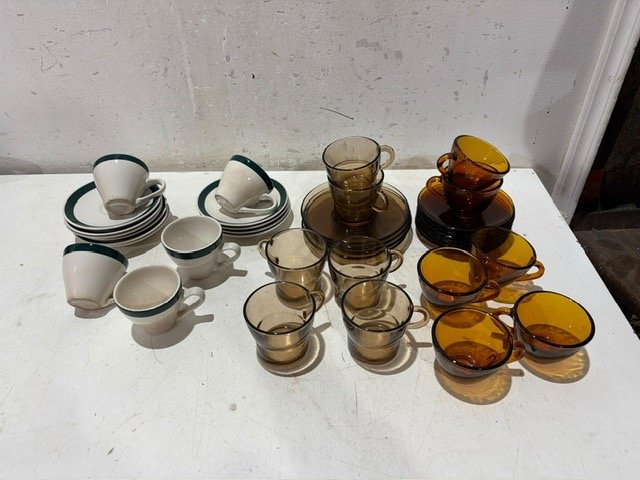 Juego de Tazas de Café con Platillos de Vidrio Ámbar y Blanco