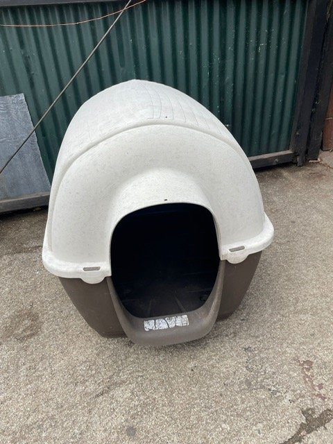 Lote anterior: Casa para perros grande con puerta negra y detalles blancos