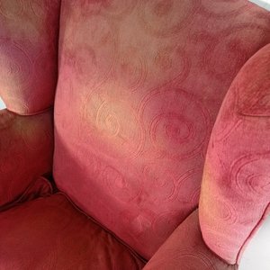 Sillón Berger Rojo con Tapizado Desgastado por el Sol - imagen 5