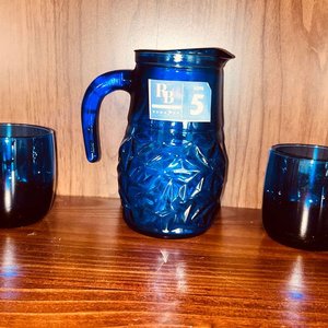 Lote siguiente: Jarra y Dos Vasos de Vidrio Azul