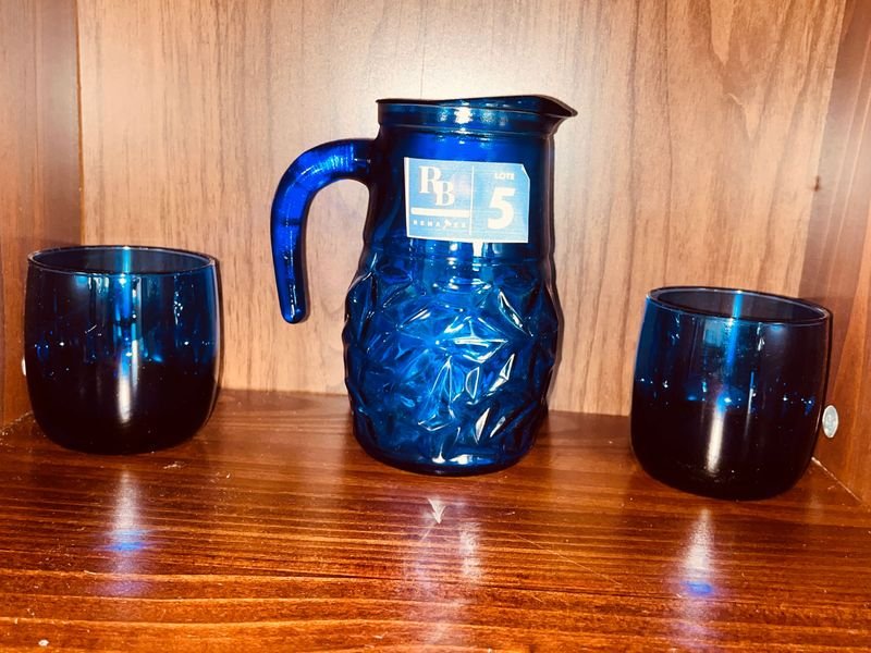 Jarra y Dos Vasos de Vidrio Azul