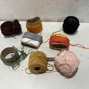 Lote siguiente: Lote de ovillos de hilo de varios colores