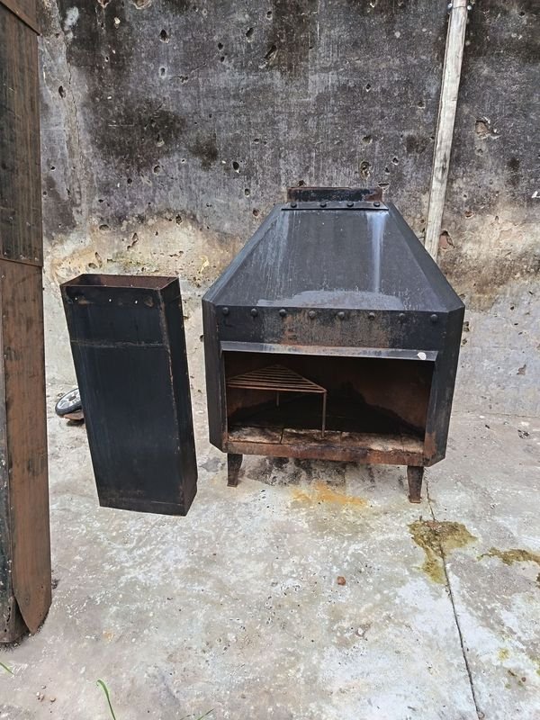 Estufa Esquinera Metálica con Caños y Parrilla