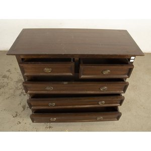 Cómoda de madera oscura con cinco cajones - imagen 2