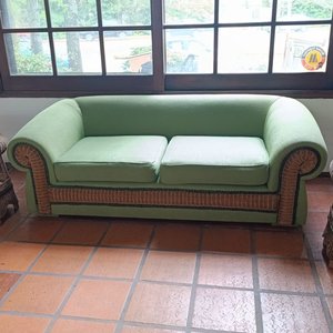 Sofá de 2 Cuerpos Tapizado en Tela Verde con Apliques de Ratan - imagen 4