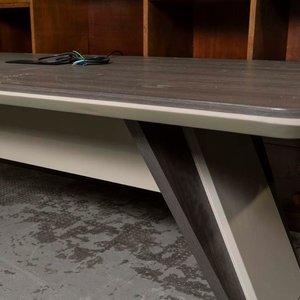 Mesa de Directorio Melamínica Oscura con Patas Angulares - imagen 3