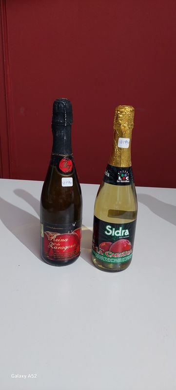 Lote anterior: Dos botellas de vino La Carolina
