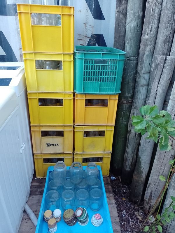 Contenedores de plástico y botellas de vidrio para almacenamiento - imagen 1