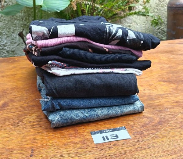 Lote de Ropa Femenina: Jeans con Tachas y Remeras Variadas