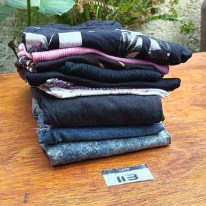 Lote de Ropa Femenina: Jeans con Tachas y Remeras Variadas - imagen 1