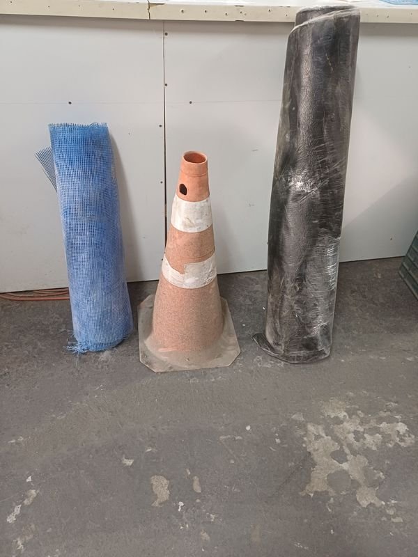 Cono de Obra, Rollo de Membrana Asfáltica y Rollo de Malla Azul