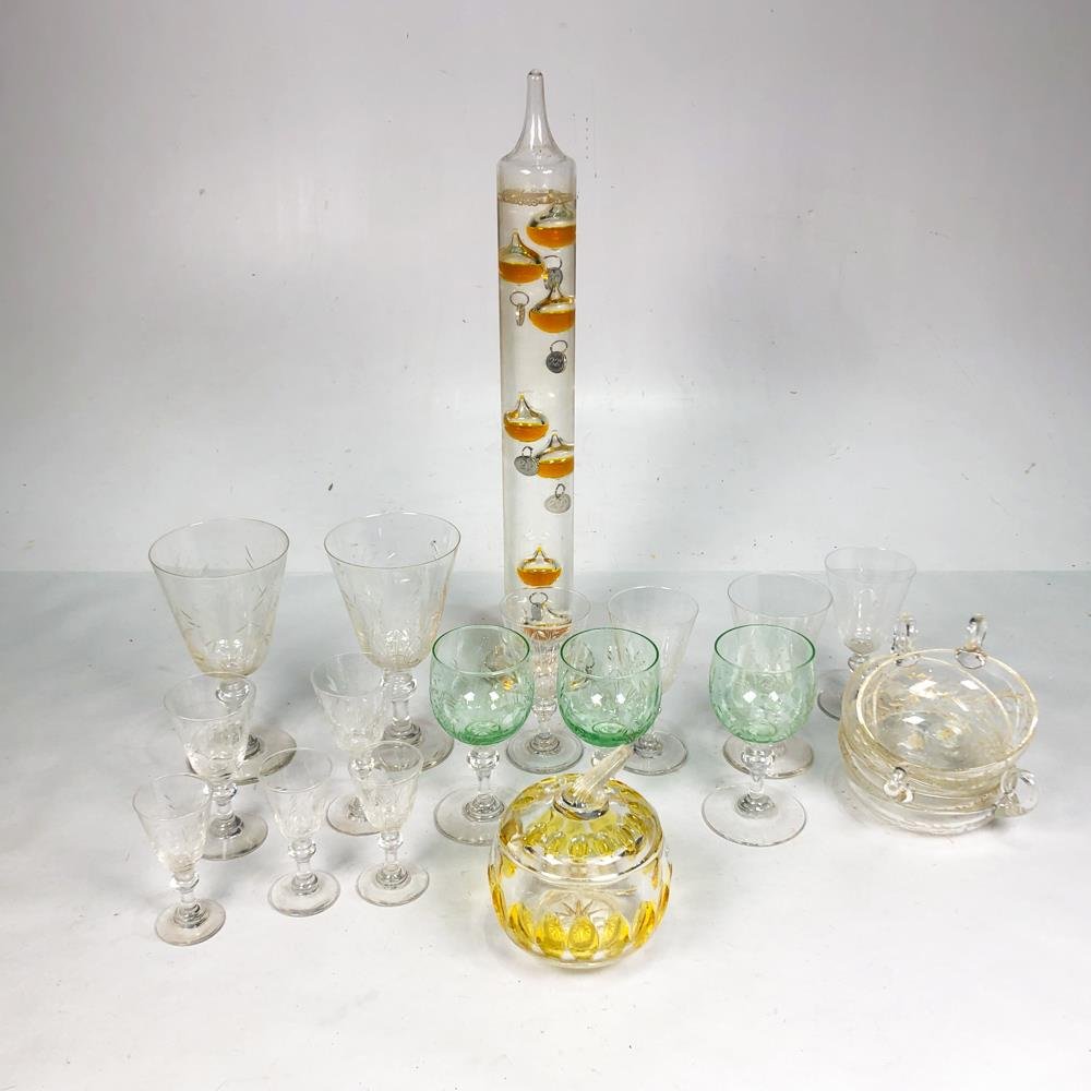 Lote de Cristalería Vintage: Copas, Azucarero y Centro de Mesa con Decoración Floral y Geométrica