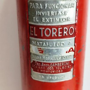 Antiguo Extinguidor de Fuego "El Torero" Rojo Metálico Decorativo - imagen 3