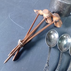 Lote de 15 piezas: Pinchos de madera, boquilla de marfil y cucharas de metal - imagen 4