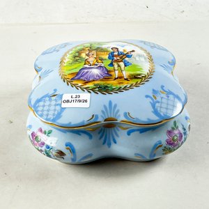 Lote siguiente: Alhajero de Porcelana Limoges con Escena Romántica