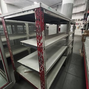 Lote siguiente: Estantería Metálica con Parantes Perforados Rojos y Estantes Claros