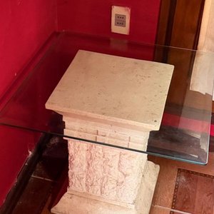Mesa Lateral con Base Estilo Pilar y Tapa de Vidrio - imagen 3