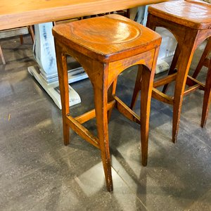 Mesa Alta de Madera con Banquetas Estilo Rústico - imagen 3