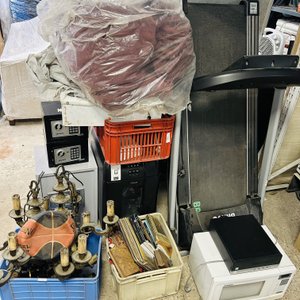 Lote de Varios: Candelabros, Cajas Fuertes, Microondas y Más - imagen 3