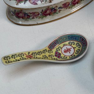 Lote Variado de Porcelanas: Caja, Cuencos y Cuchara con Diseños Florales y Orientales - imagen 4