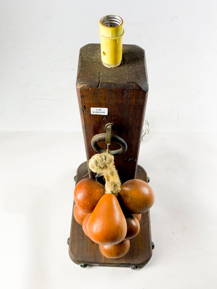 Lámpara de sobremesa en madera con detalles artesanales - imagen 2