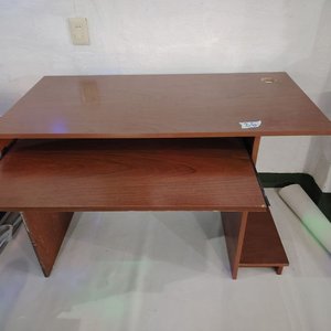 Lote anterior: Escritorio de Madera Oscura con Bandeja para Teclado