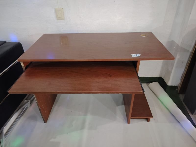 Escritorio de Madera Oscura con Bandeja para Teclado
