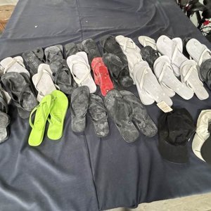 Lote siguiente: Lote de Ojotas Havaianas y Gorros Negros